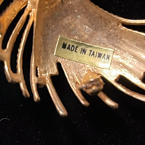 Gold Color Unique Design Brooch - Picture 3 of 16